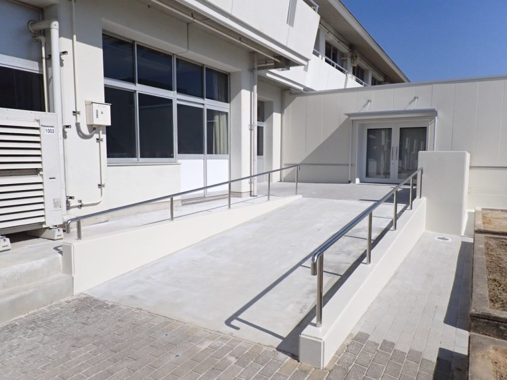 松陵義務教育学校渡り廊下設置工事